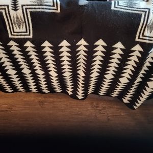 OLD NAVY BLACK / WHITE REVERSIBLE CROSS / TRIANGLE PONCHO